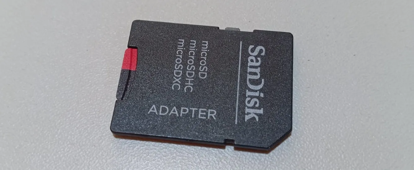 Inserción de la tarjeta microSD