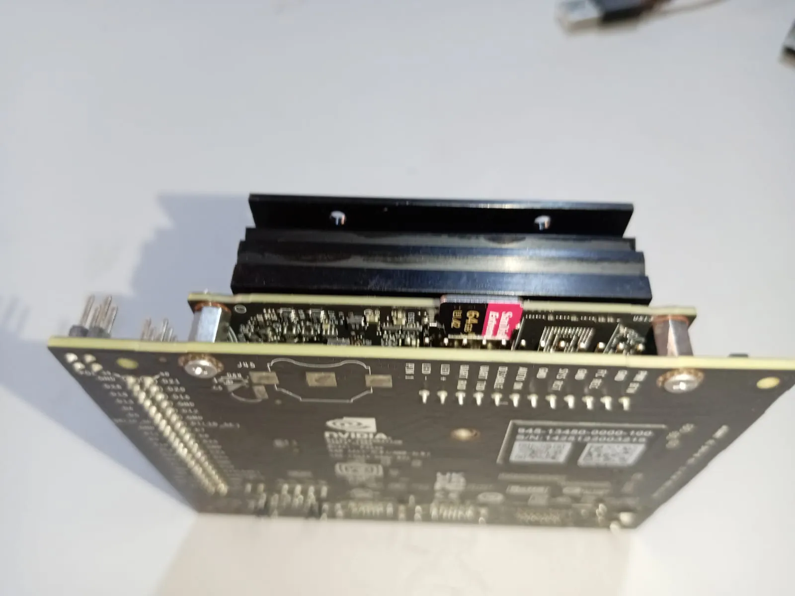 Inserción de la tarjeta microSD en el Jetson Nano